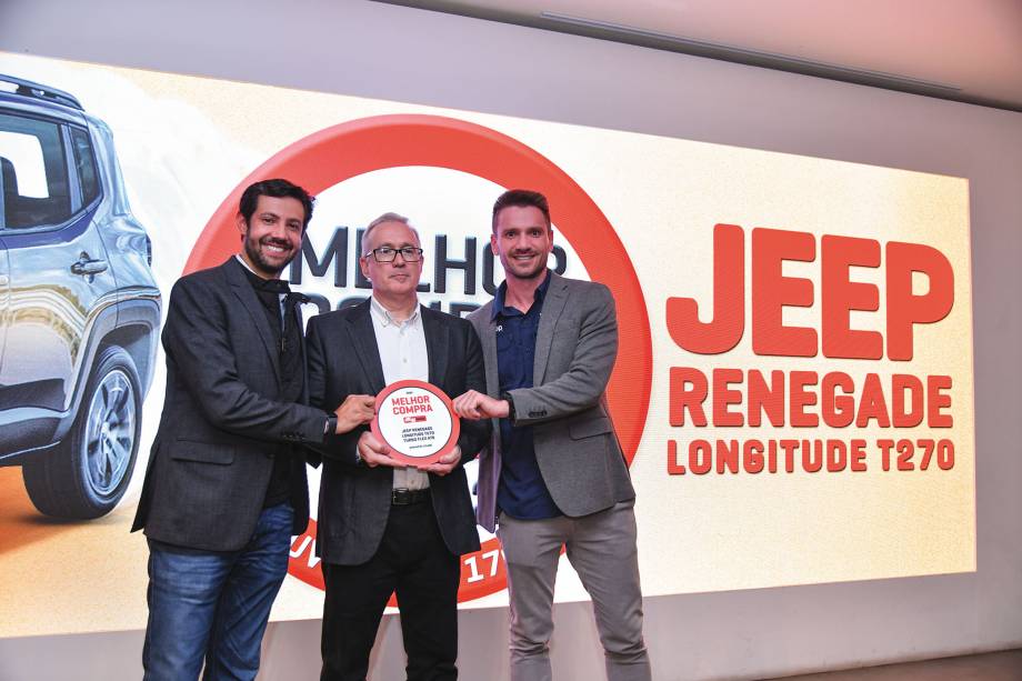 <span class="s1"><b>Paulo Campo Grande <i>(ao centro)</i> entrega o título de Grande Vencedor 2022 para a Jeep, representada por Alexandre Aquino e Everton Kurdejak</b></span>