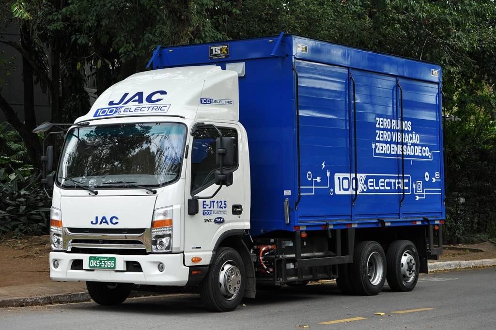 JAC E-JT 12,5 é caminhão elétrico trucado que leva até 8,6 t de carga