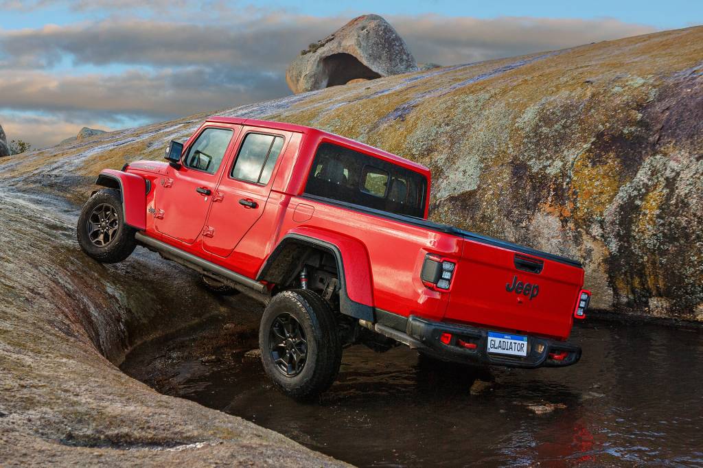 JEEP_Gladiator_08 Gladiator não é feita para o trabalho, e isso permitiu ajuste bem mais confortável da suspensão