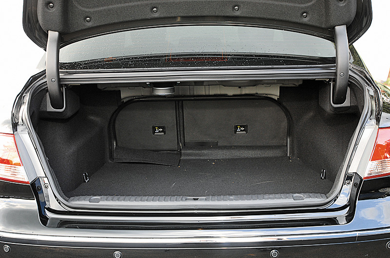Teste Porta-malas do Azera 3.3 V6, modelo 2008 da Hyundai, testado pela revista Quatro Rodas.