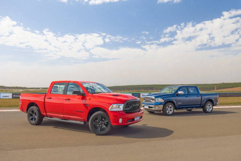 RAM Classic-8456 RAM Classic Laramie e Night Edition