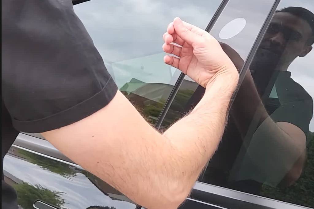 Loucura? Homem implanta chip nas mãos para abrir seu Tesla