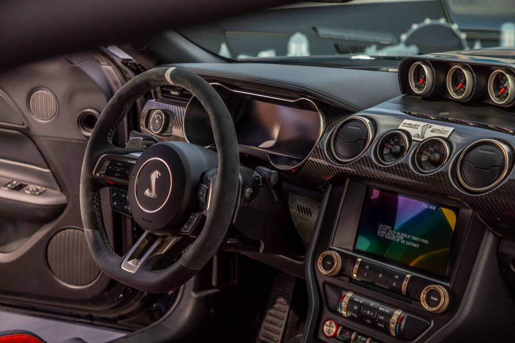 shelbygt500codered2 Interior tem diversos apliques em fibra de carbono