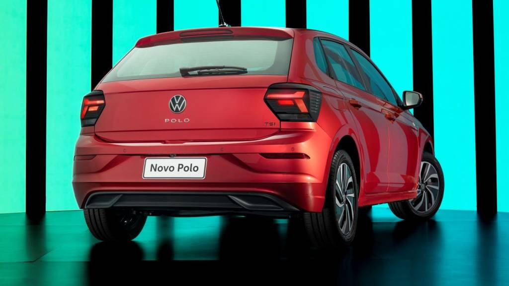 Novo Volkswagen Polo 2023 (2) Lanternas mudaram apenas na máscara negra e na assinatura luminosa
