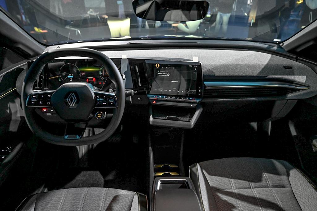 Renault Mégane E-Tech (6) Nosso correspondente na Europa não gostou do acabamento interno do Mégane E-Tech:
