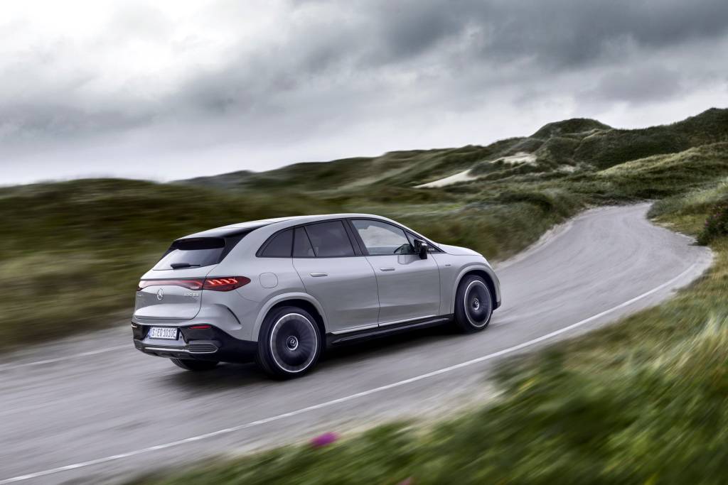 2024-Mercedes-AMG-EQE-SUV-43-53-39 Mercedes-AMG EQE SUV traseira em movimento