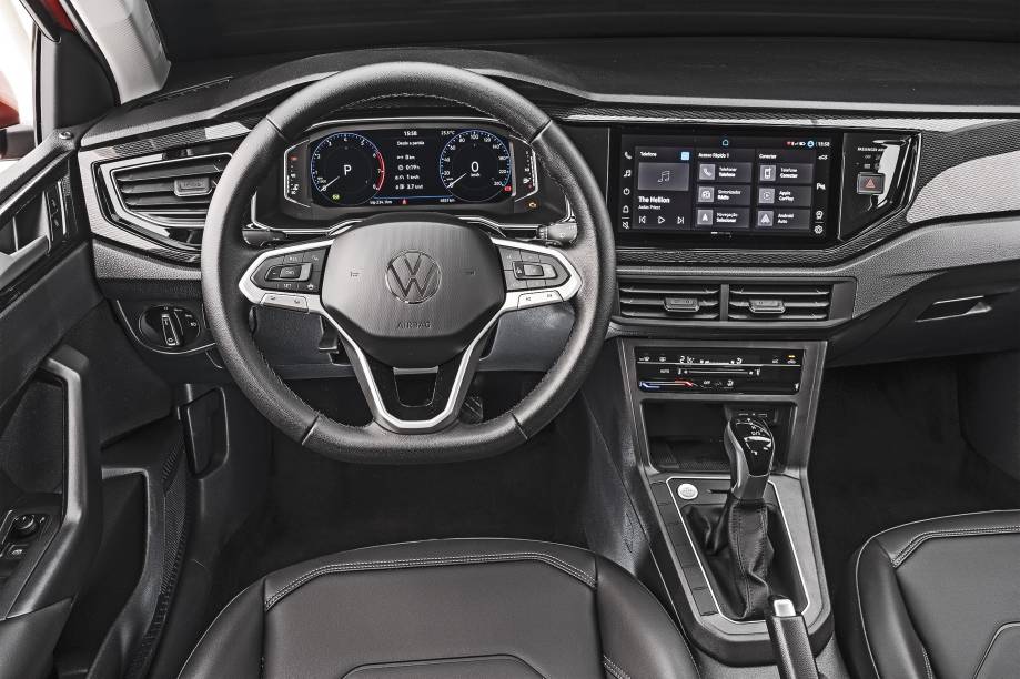 Painel ganhou plásticos em tom de cinza mais escuro, mas teto é cinza claro Painel ganhou plásticos em tom de cinza mais escuro, mas teto é cinza claro