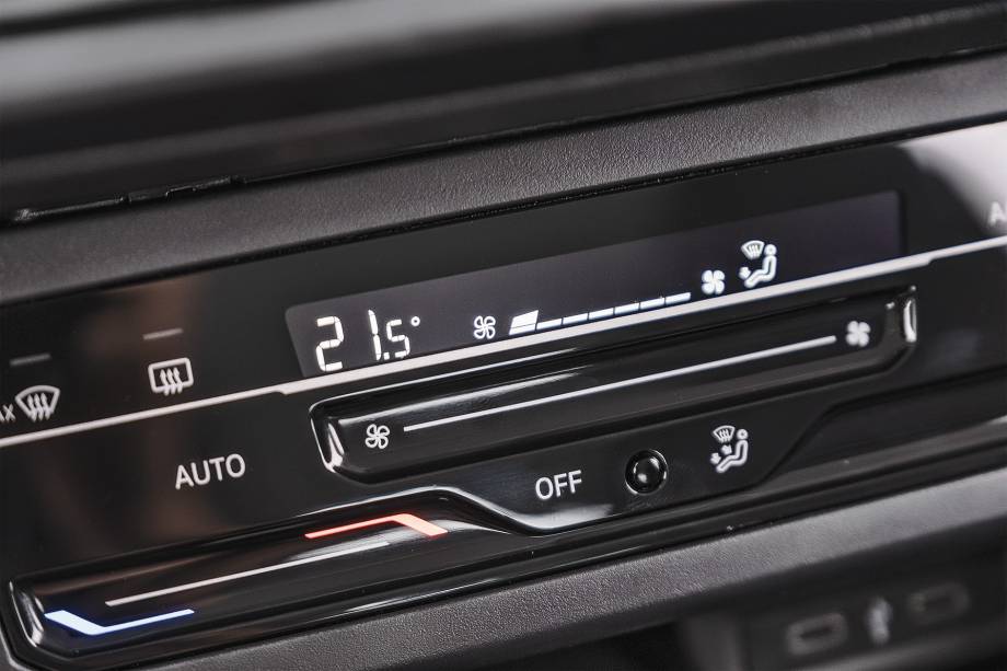 Visual do comando do ar-condicionado está pronto para o dia que tiver duas zonas Visual do comando do ar-condicionado está pronto para o dia que tiver duas zonas