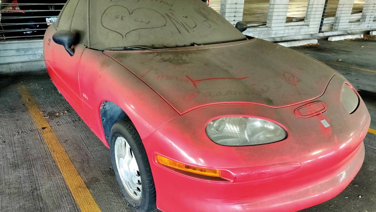 Carro Elétrico abandonado