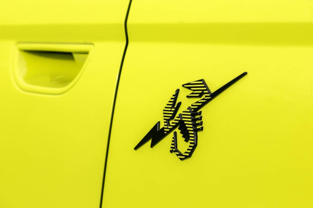 Abarth-595e-26 Abarth 500e detalhe escorpião