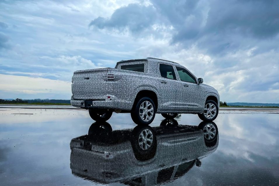 Caçamba da Nova Montana traz sistema inovador de vedação Chevrolet Montana camuflada traseira