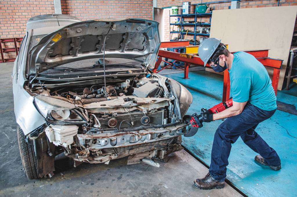 Reciclagem de carros economiza matéria prima e garante peças mais baratas