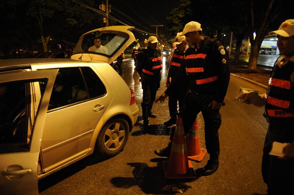 Blitz do Batalhão de Policiamento de Trânsito no Gama, cidade-satélite do Distrito Federal. Caso seja parado em blitz com IPVA atrasado, motorista terá prejuízo e dor de cabeça