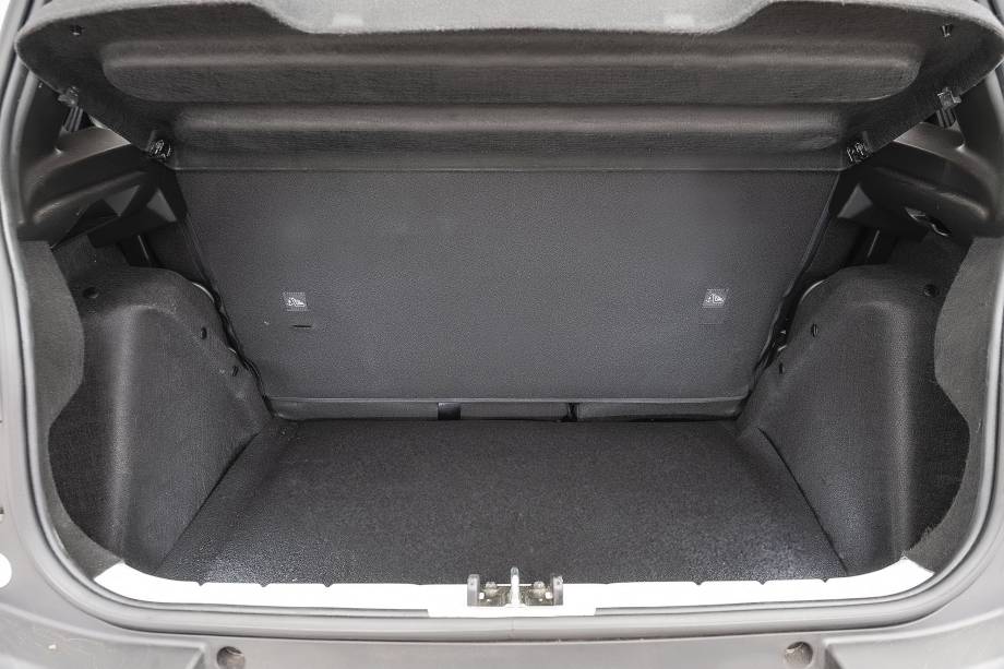 Porta-malas é um pouco menor, com 315 litros Porta-malas é um pouco menor, com 315 litros