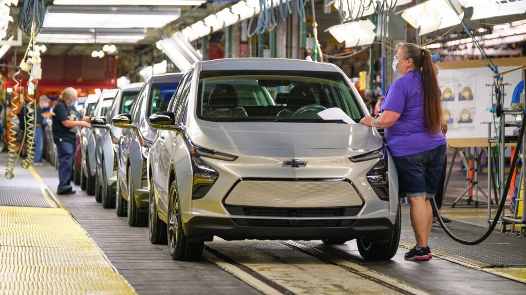 2022-chevrolet-bolt-euv-and-ev-production-starts_100791789_h 2022-chevrolet-bolt-euv-and-ev-production-starts_100791789_h