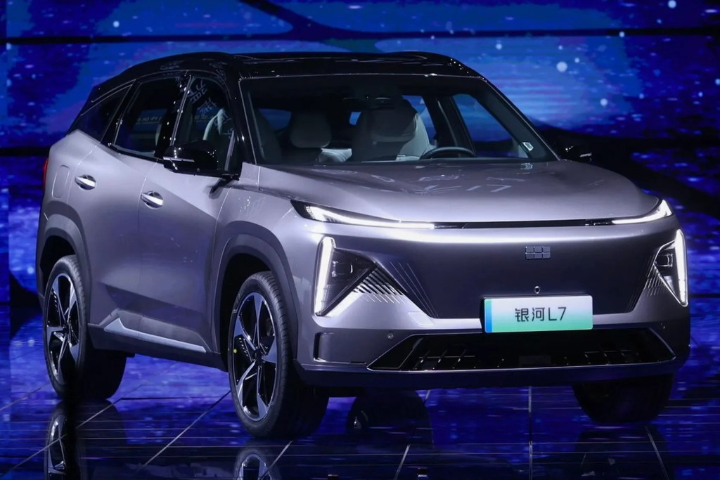 Dona da Volvo lança nova marca de eletrificados com nome de celular