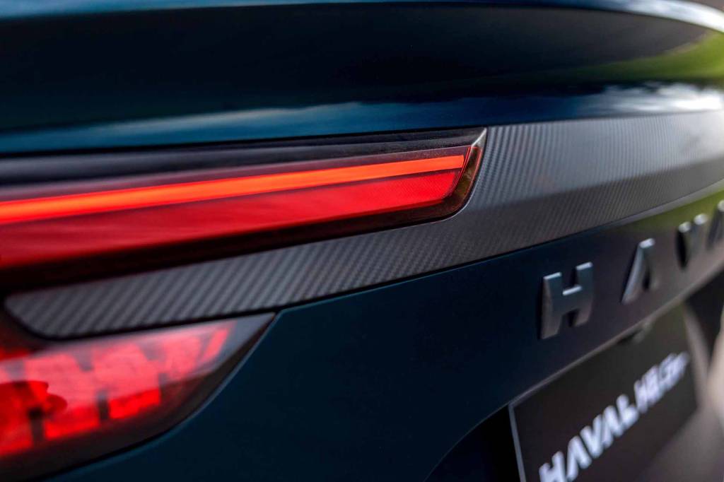 GWM Haval H6 GT (28) Material que imita fibra de carbono é exclusivo da versão GT e foi colocado para agradar o brasileiro