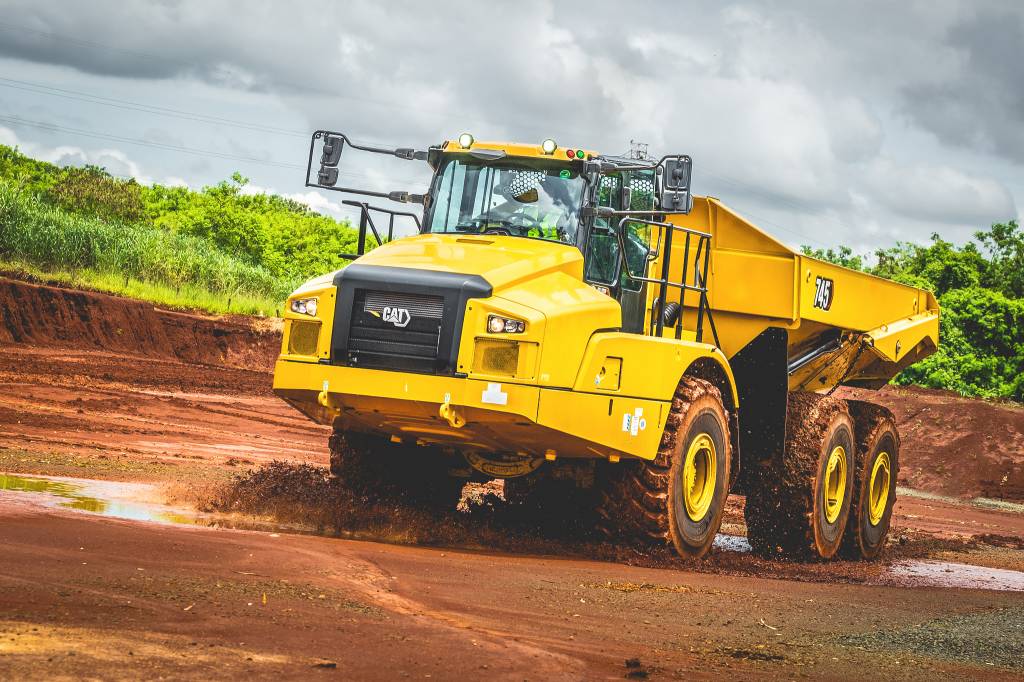 Caterpillar 745: andamos no caminhão articulado que mede duas Ram 3500