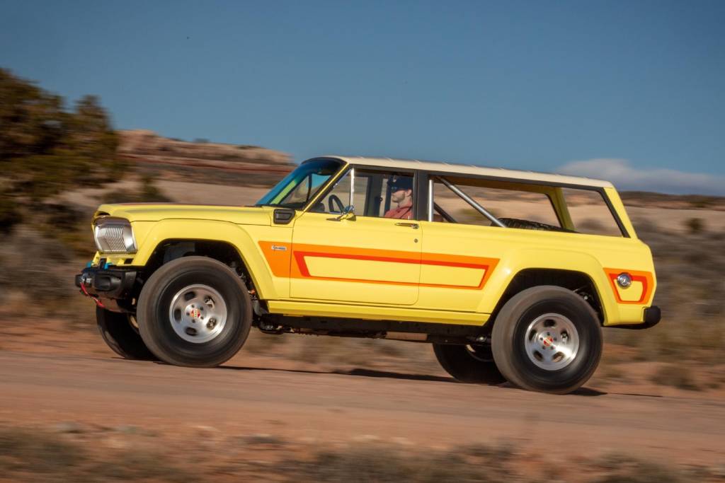 Jeep mostra Cherokee 1978 híbrido e Wrangler elétrico manual com 650 cv
