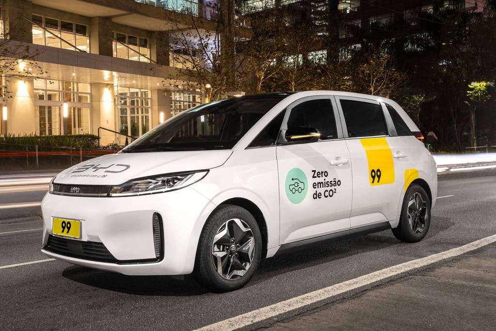 Motoristas de aplicativo com carro elétrico lucram mais, aponta 99