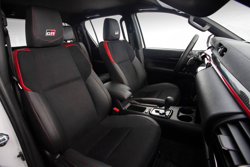 Interior da Toyota Hilux GR-Sport (7) Interior da Toyota Hilux GR-Sport (7)
