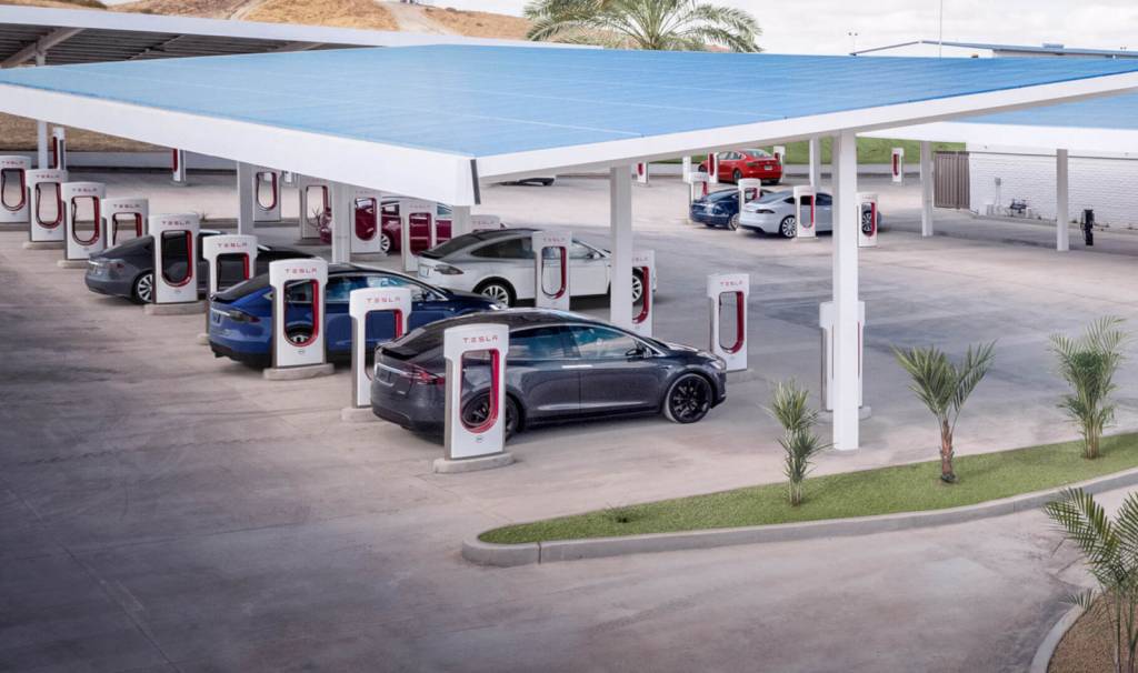 Tesla Supercharger No exterior já existem grandes estacionamentos com diversos carregadores DC e placas para captação de energia solar