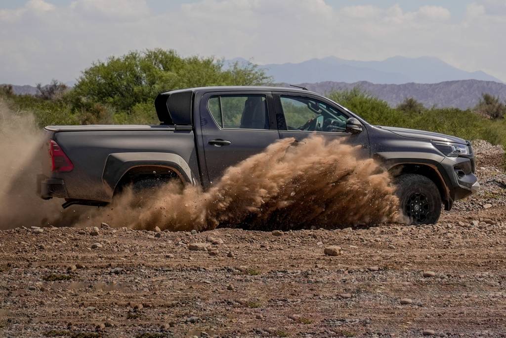 Toyota Hilux GR-Sport (9) De tão focada no off-road, GR-Sport pode ser um pouco incômoda fora dele, mas corrige vícios de outras Hilux