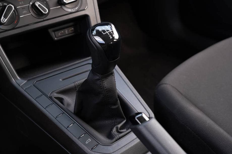 Câmbio é manual de cinco marchas Câmbio é manual de cinco marchas