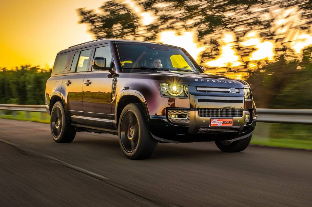 Land Rover Defender 130 tem 8 lugares, 2,6 toneladas e faz até 12,4 km/l