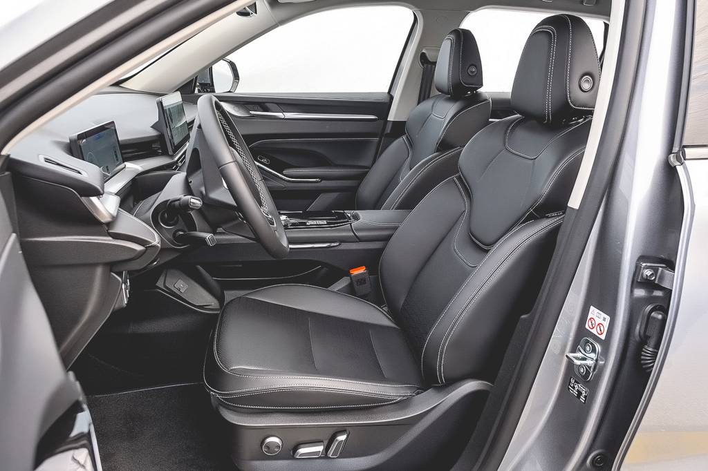 GWM Haval H6 Premium HEV testado por QUATRO RODAS (7) Bancos dianteiros são confortáveis e contam até com ventilação através do material sintético