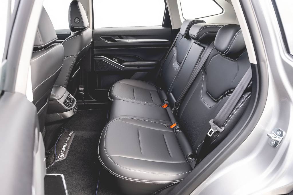 GWM Haval H6 Premium HEV testado por QUATRO RODAS (8) Espaço traseiro é amplo e favorecido pelo chão quase totalmente plano