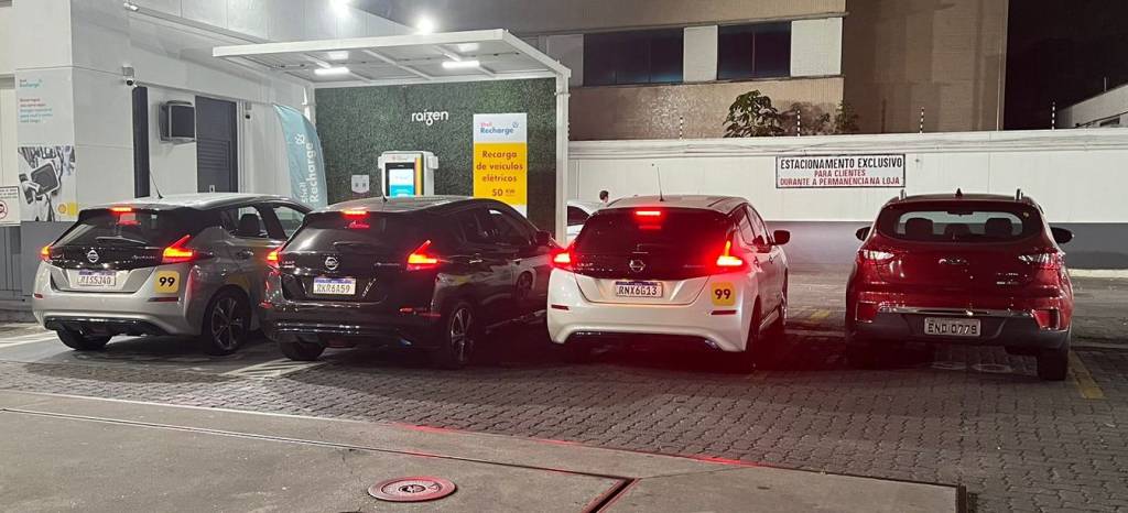 Motoristas de Uber e 99 com carros elétricos enfrentam filas para recarga