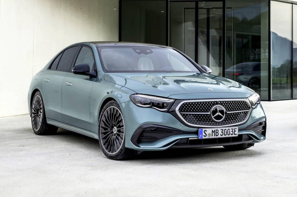 Carro de velho? Novo Mercedes Classe E tem Tik Tok e até câmera de selfie