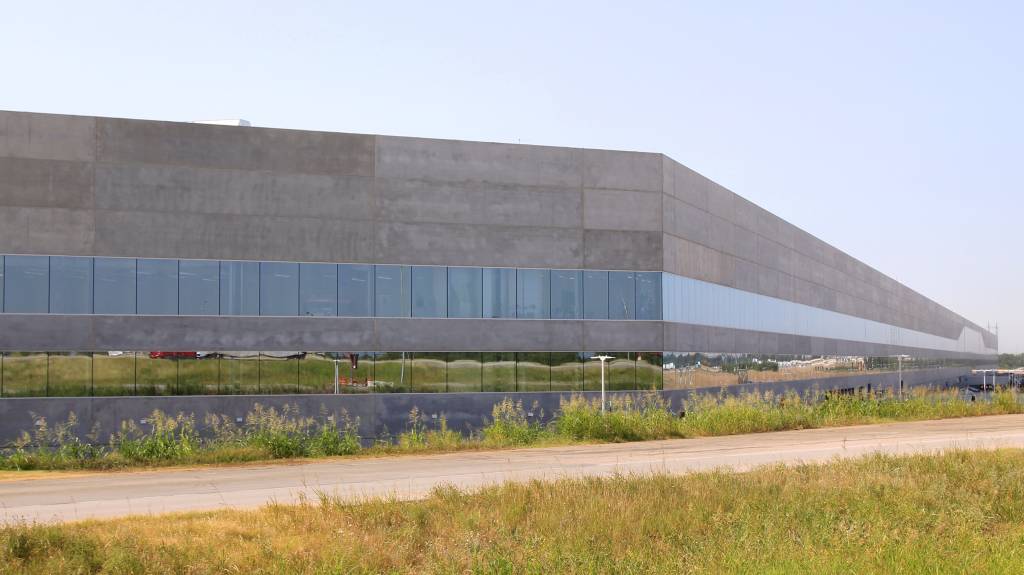 Gigafactory_Texas_Building_1_June_2022 Inaugurada no ano passado, fábrica da Tesla no Texas só perde para a Boeing em termos de área nos Estados Unidos