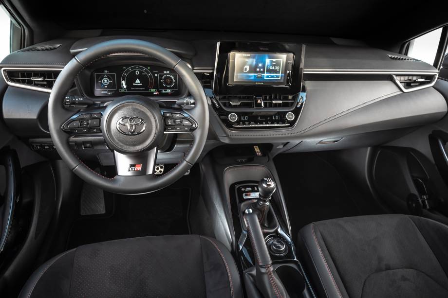 Central multimídia de 7 polegadas é totalmente incompatível com a proposta e o preço do GR Corolla Central multimídia de 7 polegadas é totalmente incompatível com a proposta e o preço do GR Corolla