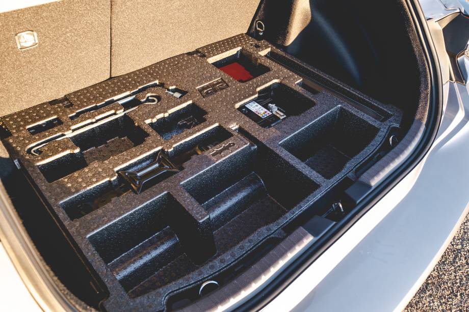 Bateria ocupa o porta-malas do GR Corolla Bateria ocupa o porta-malas do GR Corolla