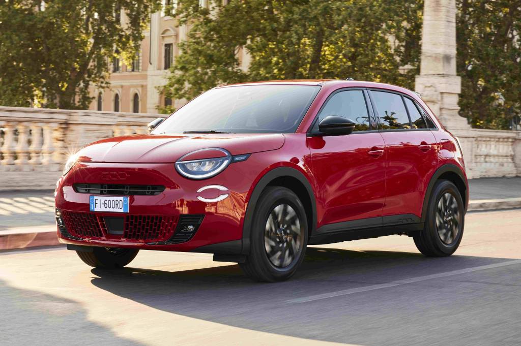 Fiat 600e é SUV elétrico com 156 cv, 400 km de autonomia e cromoterapia