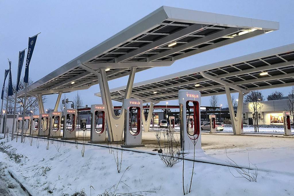 Mercedes usará padrão de carregadores da Tesla em seus carros elétricos