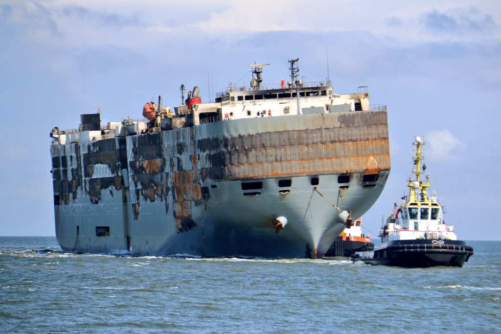 Navio incendiado em alto mar tinha vários Rolls-Royce exclusivos a bordo