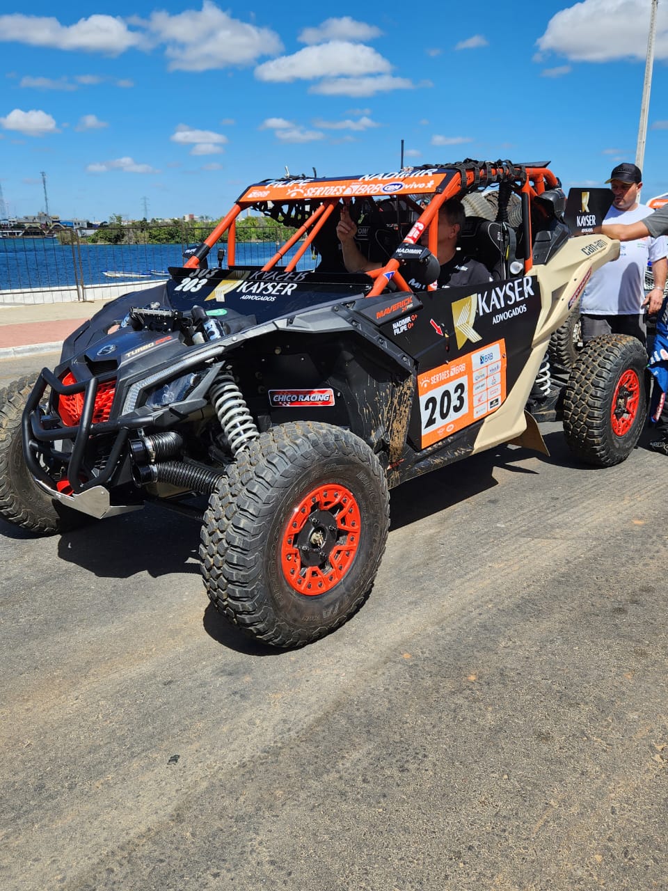 Carro com pneu BFGoodrich Carro com pneu BFGoodrich