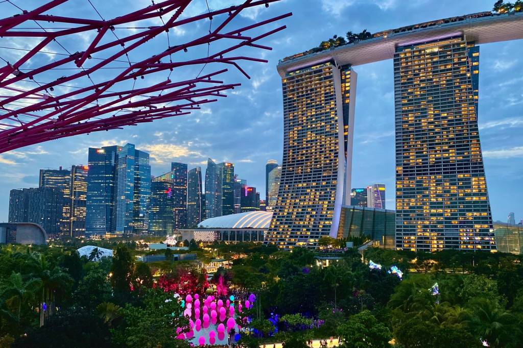 Vista de Singapure Governo investe em transporte público premiado e, em contrapartida, dificulta a compra de automóveis