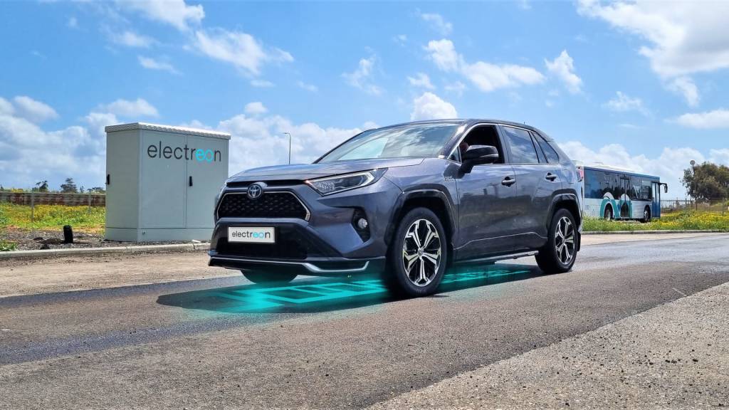 Rua que recarrega carros elétricos enquanto trafegam é inaugurada nos EUA
