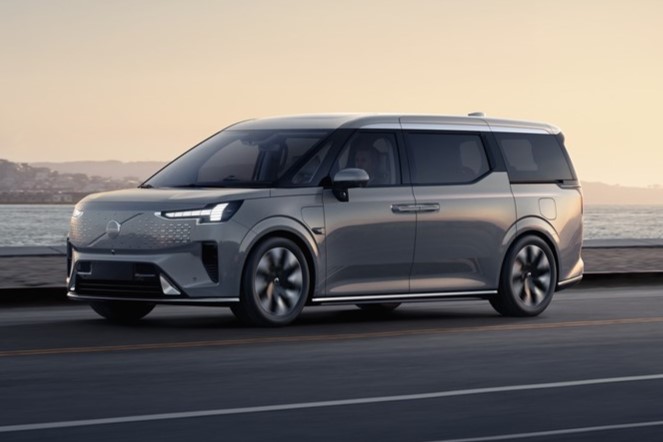 Volvo EM90 é minivan elétrica com tanta bateria que carrega outros carros