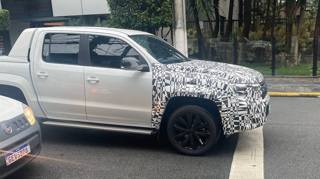 Nova VW Amarok 2024 terá visual da Saveiro e já é testada no Brasil