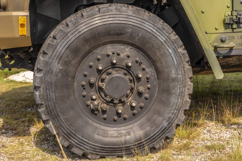 pneus têm blocos de borracha por dentro para rodar como um run flat