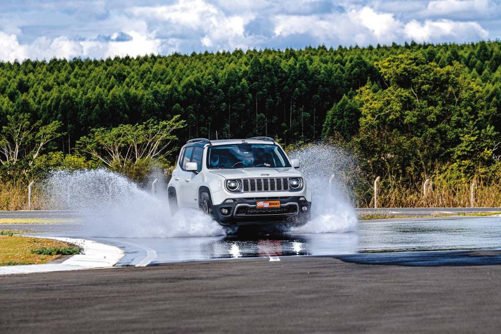 Em época de chuvas, pneus mais largos favorecem a aquaplanagem?