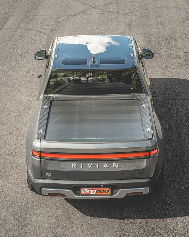 Rivian R1T Br (8) Rivian R1T tem quase 900 cv, anda como supercarro e custa R$ 1 milhão