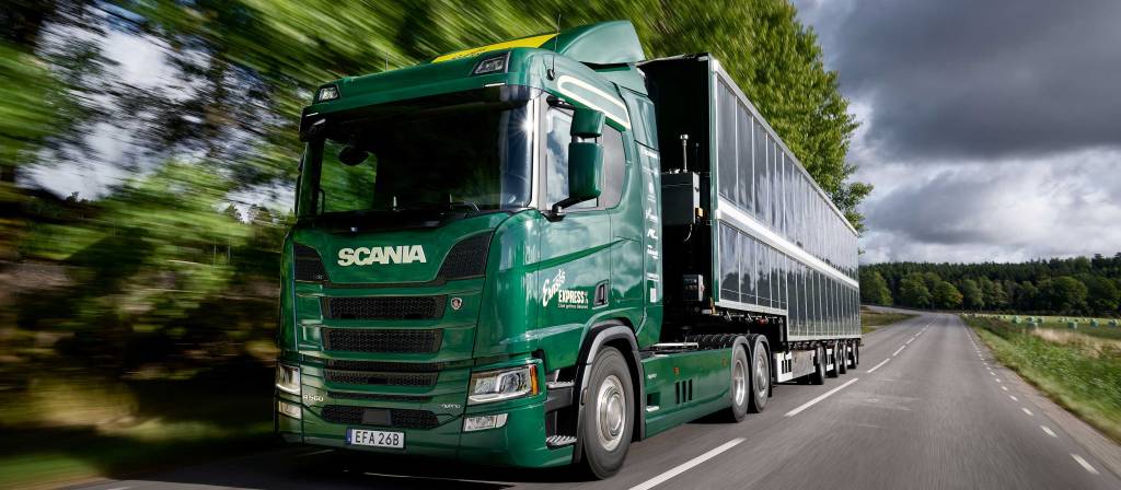 Caminhão híbrido plug-in da Scania tem painéis solares para ir mais longe