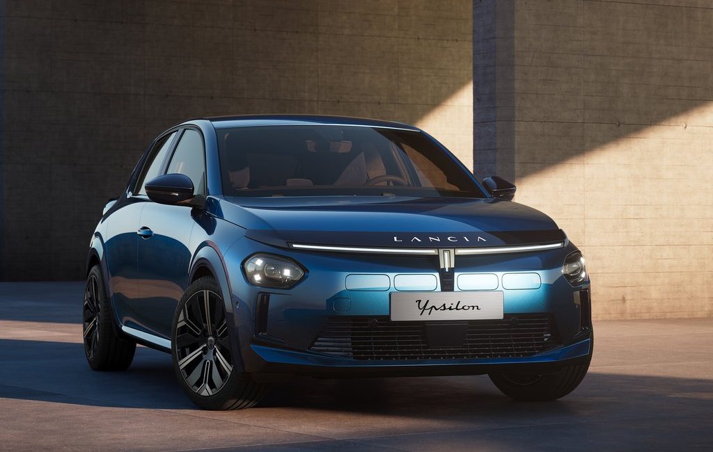 Lancia Ypsilon estreia oficialmente com versão elétrica limitada