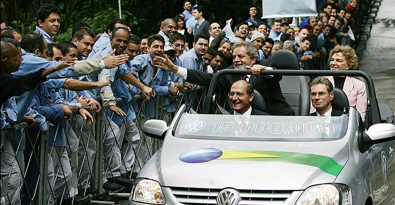 Luiz_Inácio_Lula_da_Silva_and_others_in_Volkswagen_Fox Volkswagen Fox conversível criado em 2005 para a comemoração dos 15 milhões de carros fabricados pela VW no Brasil